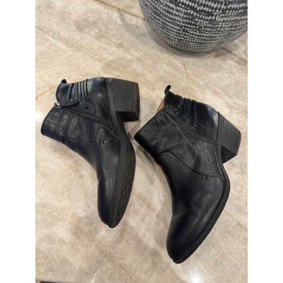 Lucky Brand Giovanna black leather cut-out ankle booties Women’s 8.5m rivets EUC - Picture 14 of 16